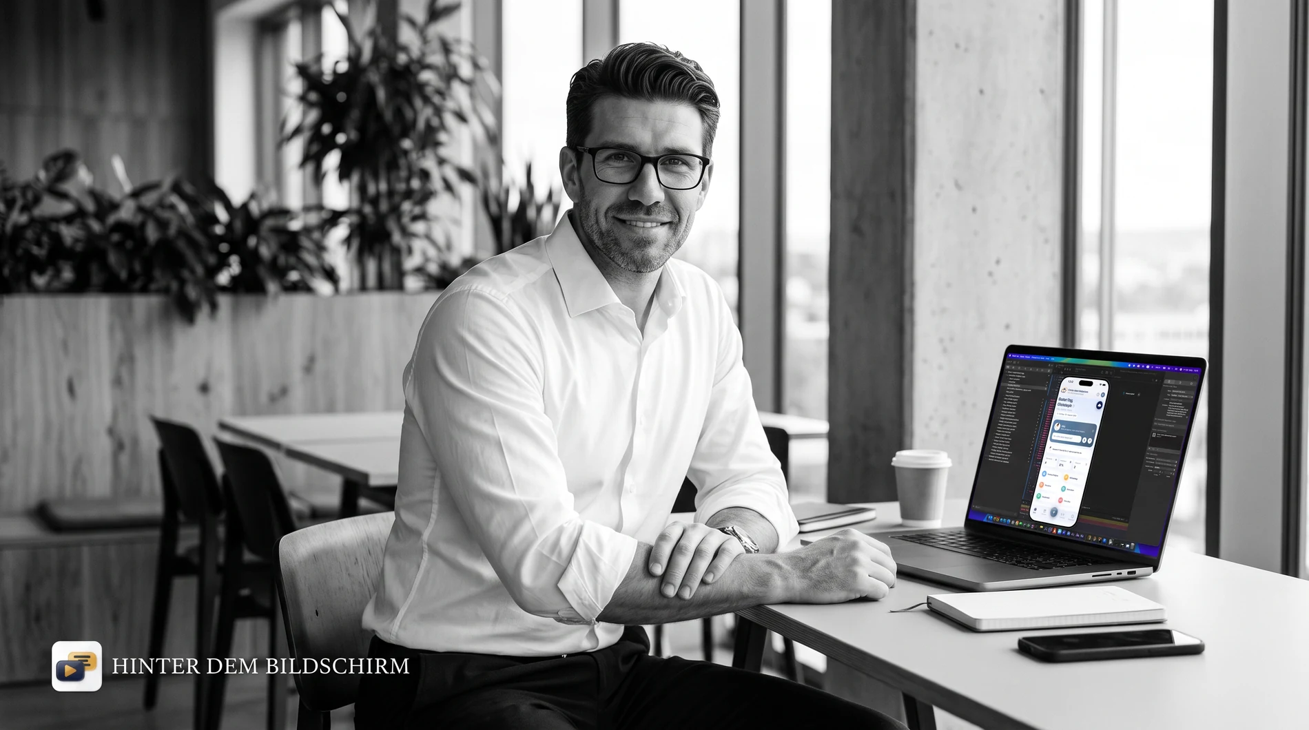 Am Schreibtisch mit der Kompass-App auf dem Laptop